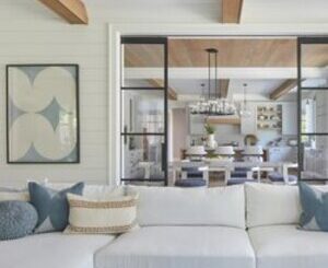 Sedací soupravy do světlých obývacích pokojů mohou být v široké škále stylů, barev a materiálů.