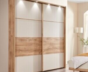 Vstavane skrine bez zrkadla môže poskytnúť množstvo výhod, najmä pre tých, ktorí uprednostňujú minimalistickejší a jednoduchší dizajn miestnosti.