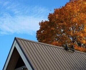 Výpočet sklonu strechy je kľúčovým aspektom pri výstavbe a navrhovaní bývania, pretože určuje, ako dobre strecha odoláva poveternostným podmienkam.